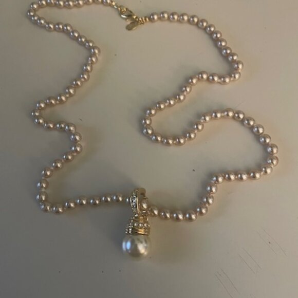 VINTAGE NOLAN MILLER FAUX PEARL NECKLACE GOLD-TONE CLEAR RHINESTONE PENDANT 14" - Picture 1 of 3